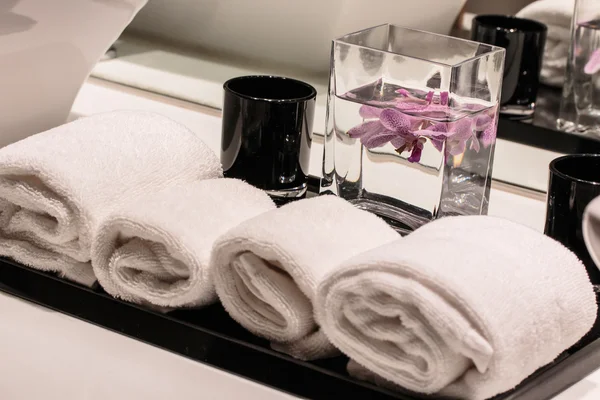 Towel and orchids — Stock Photo, Image