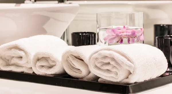 Towel and orchids — Stock Photo, Image