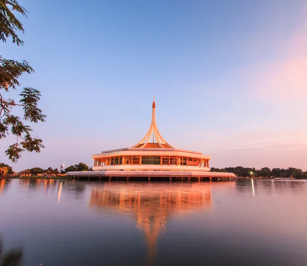 ルアン ラマ 9 で公園のモニュメント — ストック写真