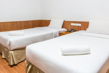 Beyaz yatak ve yatakta havlu