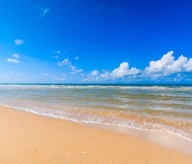Güneşli bir gün deniz kum plaj