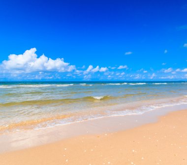 Güneşli bir gün deniz kum plaj