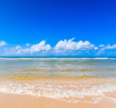 Güneşli bir gün deniz kum plaj