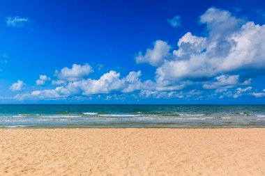 Güneşli bir gün deniz kum plaj