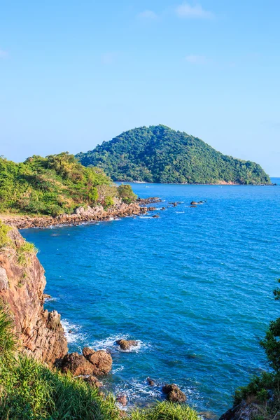 Vistas a la isla en el mar —  Fotos de Stock