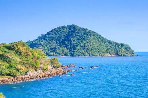 Vistas a la isla en el mar — Foto de Stock