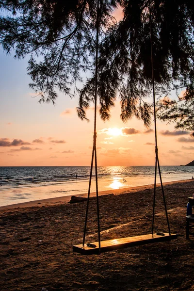 Altalena sul bel tramonto in spiaggia — Foto Stock