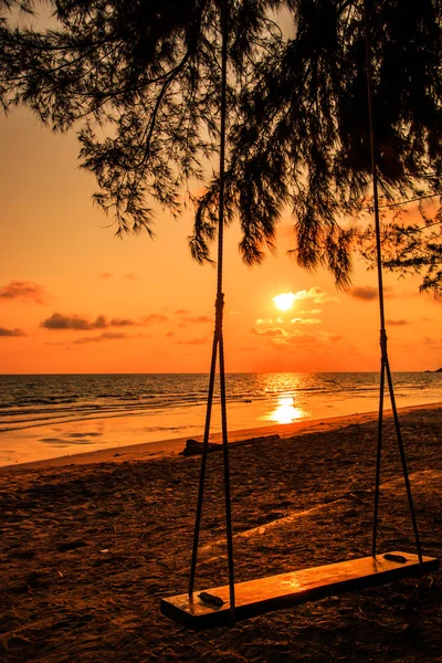 Altalena sul bel tramonto in spiaggia — Foto Stock