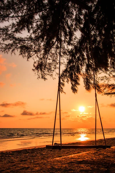 Altalena sul bel tramonto in spiaggia — Foto Stock