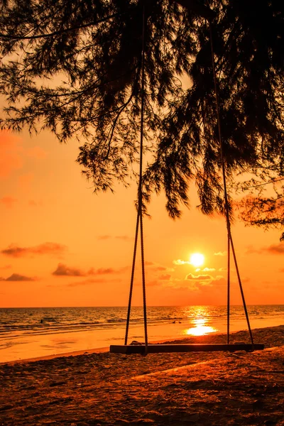 Schaukel am schönen Sonnenuntergang am Strand — Stockfoto