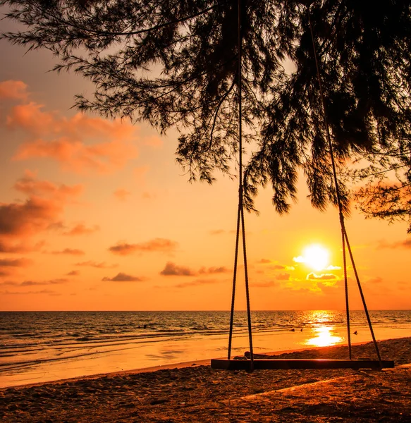 Altalena sul bel tramonto in spiaggia — Foto Stock