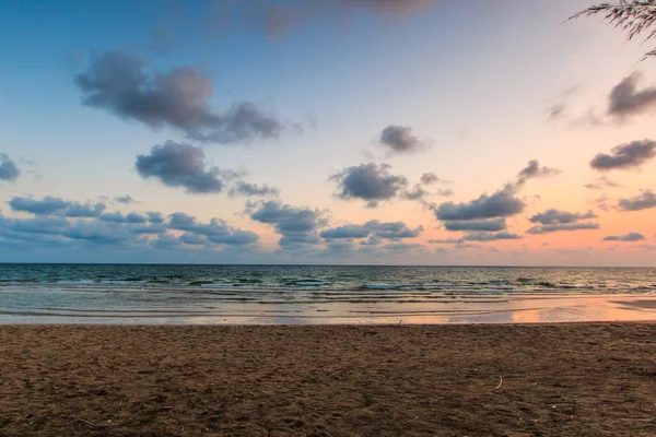 Praia de areia ao pôr-do-sol — Fotografia de Stock