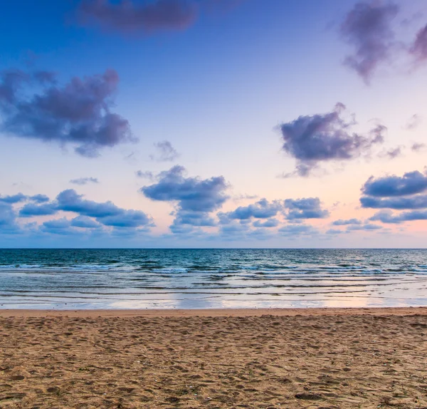Pantai pasir saat matahari terbenam — Stok Foto