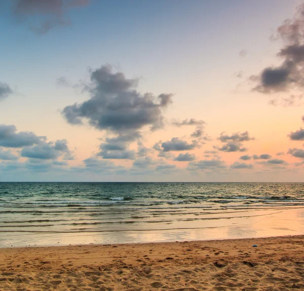 Sandstrand ved solnedgang – stockfoto