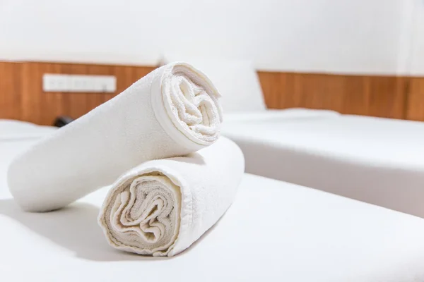 Białe łóżko i ręczniki na łóżku — Zdjęcie stockowe