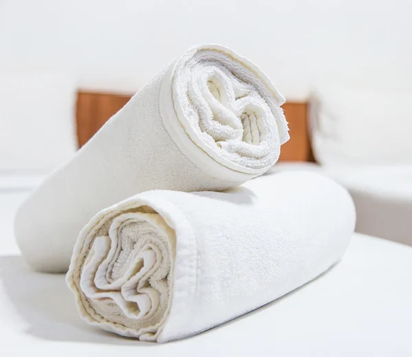 Cama blanca y toallas en la cama — Foto de Stock