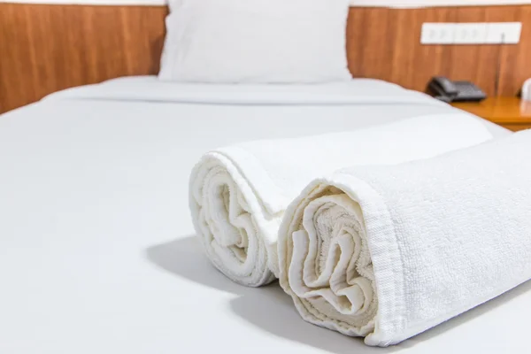 白いベッドとベッドの上のタオル — ストック写真