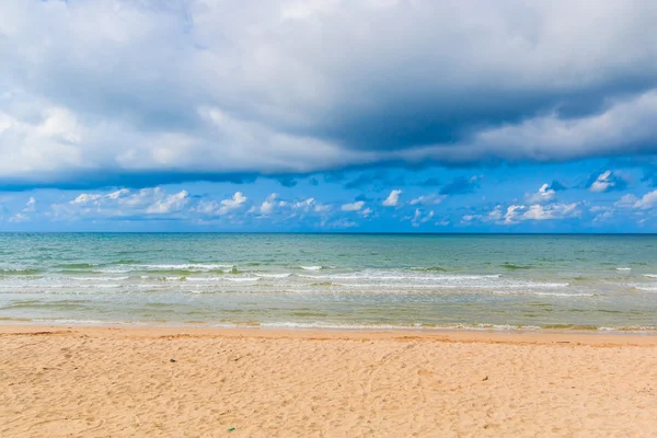 Морской песчаный пляж в солнечный день — стоковое фото