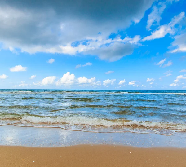 Морской песчаный пляж в солнечный день — стоковое фото