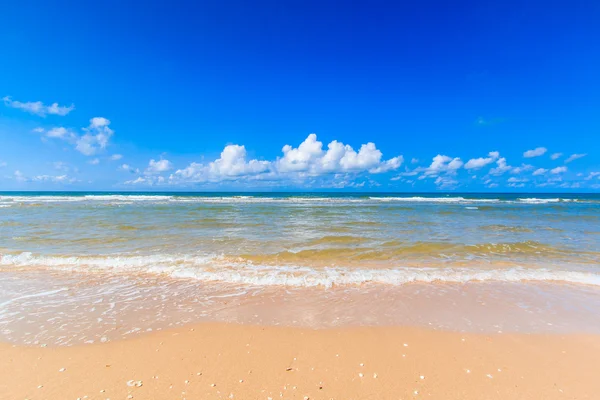 화창한 날에 바다 모래 해변 — 스톡 사진