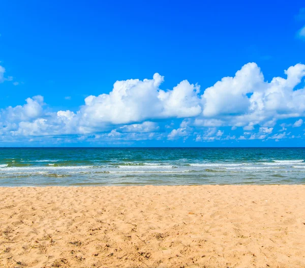 Praia de areia do mar em dia ensolarado — Fotografia de Stock