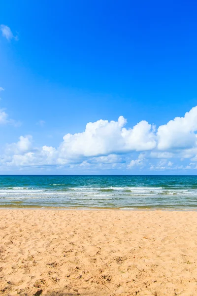 Praia de areia do mar em dia ensolarado — Fotografia de Stock