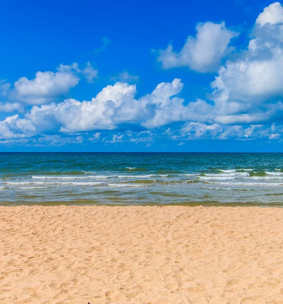 Praia de areia do mar em dia ensolarado — Fotografia de Stock