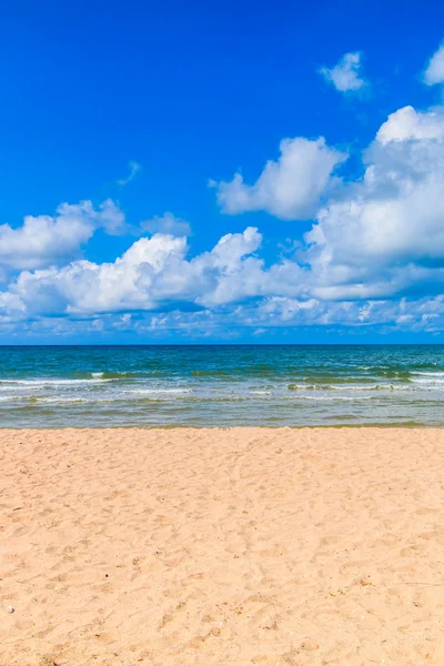 晴れた日に海砂のビーチ — ストック写真