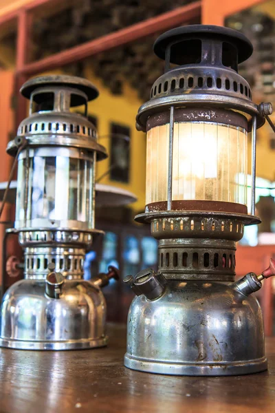 Aydınlatılmış kasırga lambalar ve fenerler — Stok fotoğraf