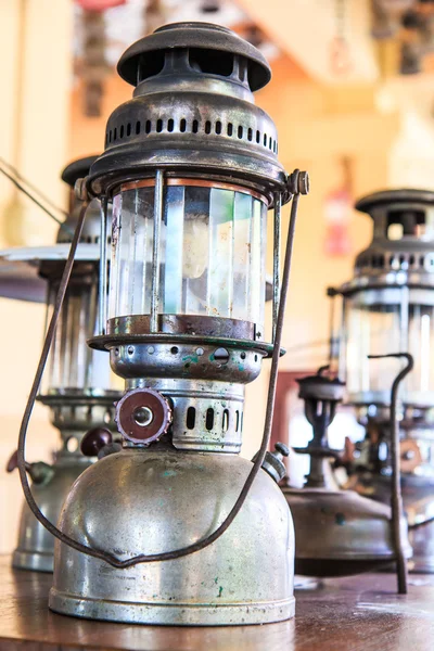 Aydınlatılmış kasırga lambalar ve fenerler — Stok fotoğraf