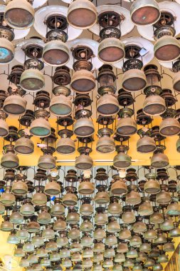 Aydınlatılmış kasırga lambalar ve fenerler