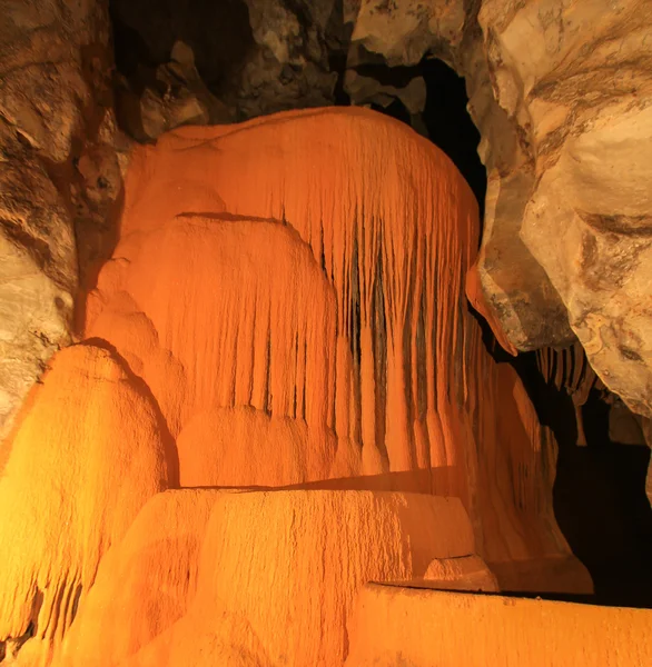 Cueva pranangnai en el parque nacional Koh Phi Phi — Foto de Stock