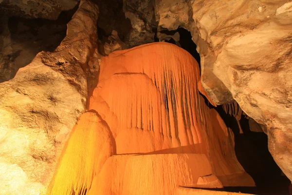 Grotta pranangnai nel parco nazionale di Koh Phi Phi — Foto Stock