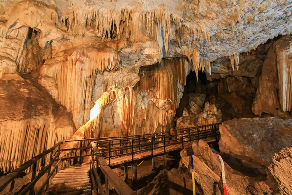 Pranangnai Koh Phi Phi Milli Park mağara — Stok fotoğraf
