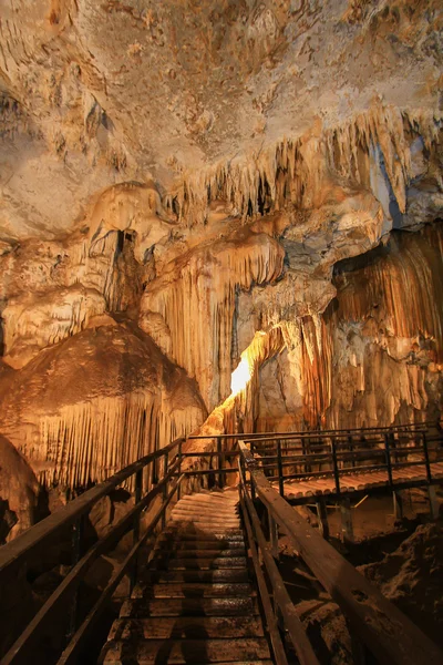 Grotte pranangnai dans le parc national de Koh Phi Phi — Photo