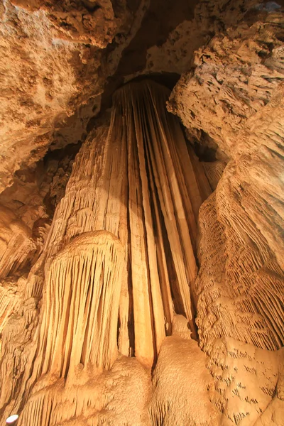 Grotta pranangnai nel parco nazionale di Koh Phi Phi — Foto Stock