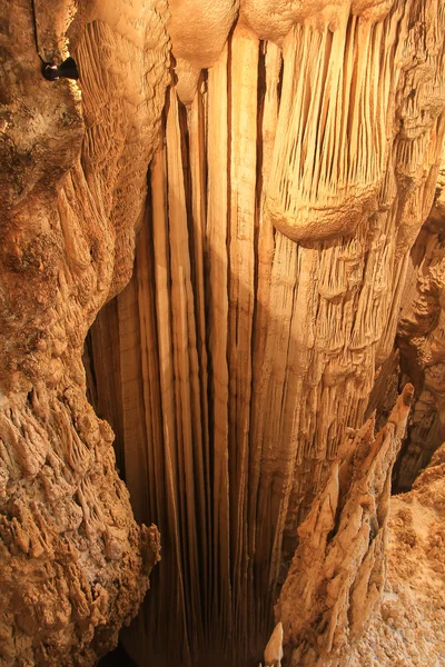 Пещера Пранангнай в национальном парке Ко Пхи Пхи — стоковое фото