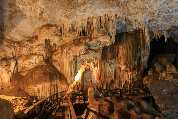 Σπήλαιο pranangnai στο Koh Phi Phi εθνικό πάρκο — Φωτογραφία Αρχείου