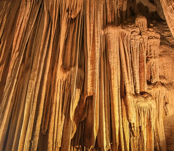 Grotta pranangnai nel parco nazionale di Koh Phi Phi — Foto Stock