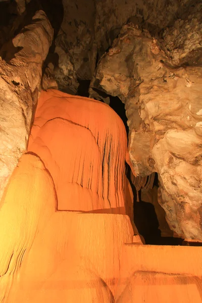 Cueva pranangnai en el parque nacional Koh Phi Phi — Foto de Stock