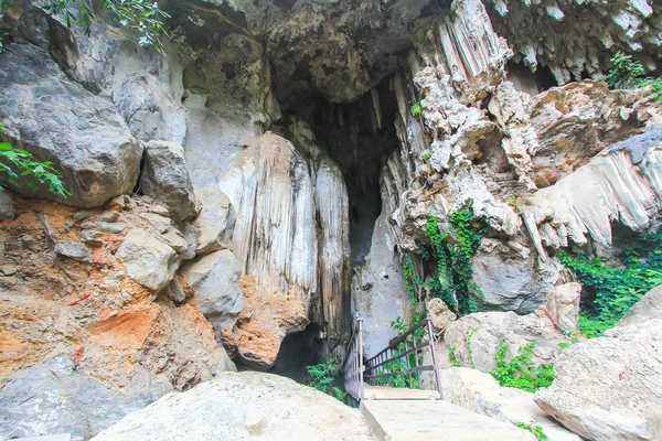Salida de una cueva antigua — Foto de Stock