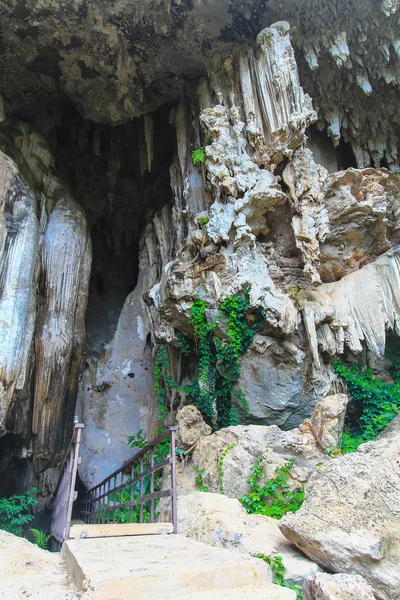 Ausgang einer uralten Höhle — Stockfoto