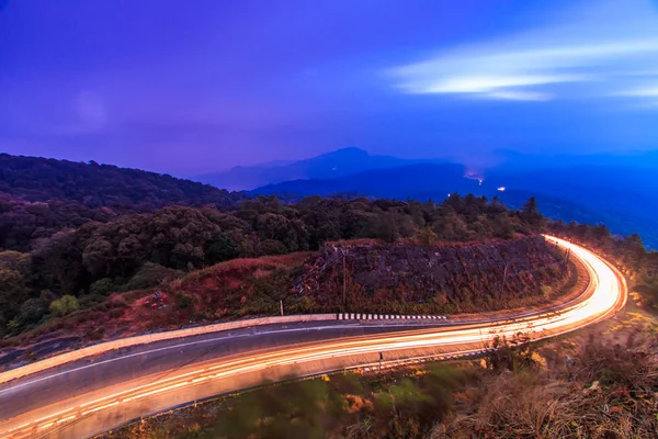 日の出の空アスファルト道路 — ストック写真