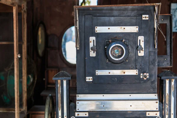 Старая античная фотокамера — стоковое фото