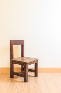 Laminat parke üzerinde eski ahşap sandalye