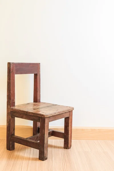 積層のフロアー リングの古い木の椅子 — ストック写真