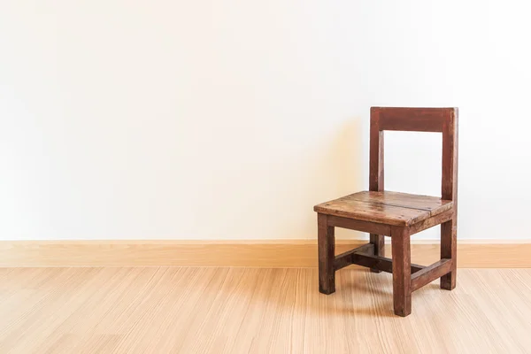 Cadeira de madeira velha em piso laminado — Fotografia de Stock