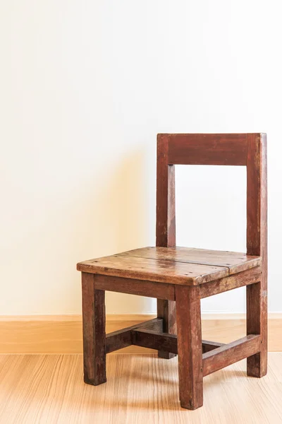 Stare drewniane krzesło na podłóg laminowanych — Zdjęcie stockowe