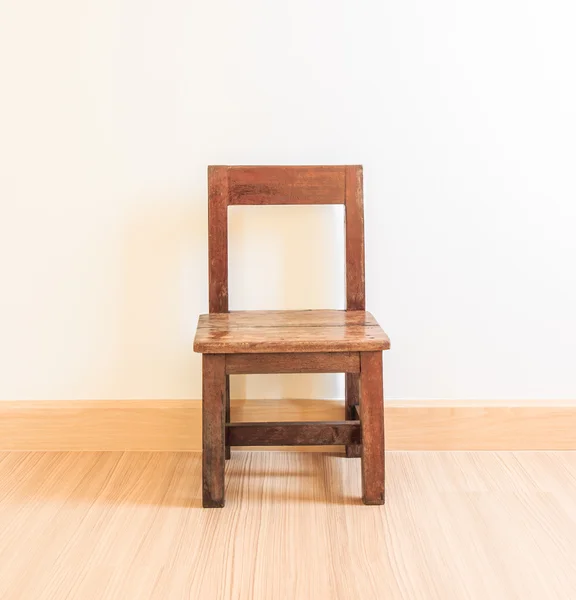 Stará dřevěná židle na laminátové podlahy — Stock fotografie
