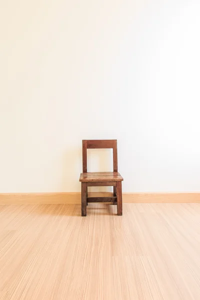 Vecchia sedia in legno su pavimenti in laminato — Foto Stock